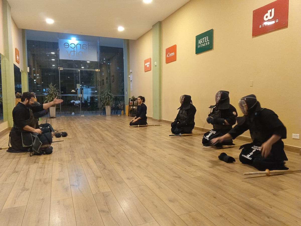 Sensei enseñando a la clase