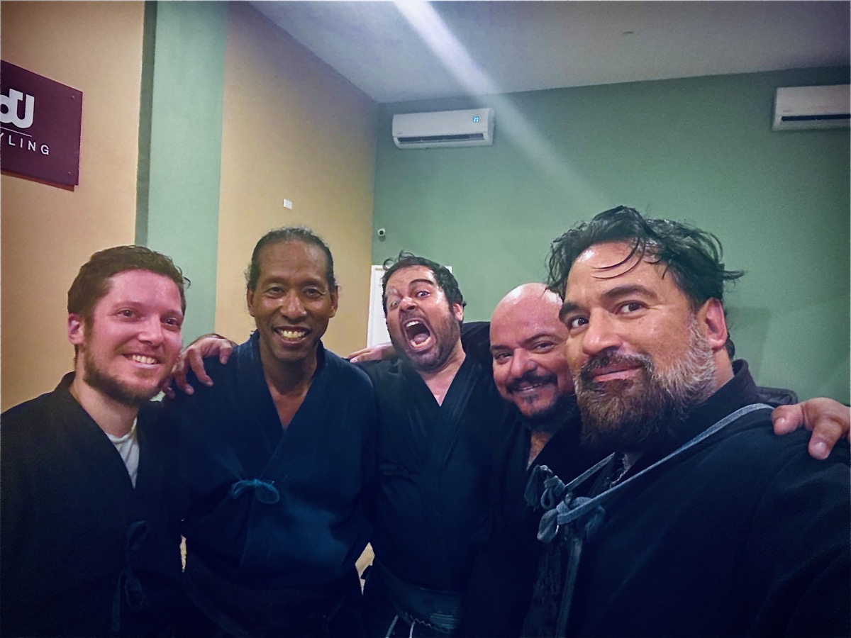 Grupo sonriendo después de práctica