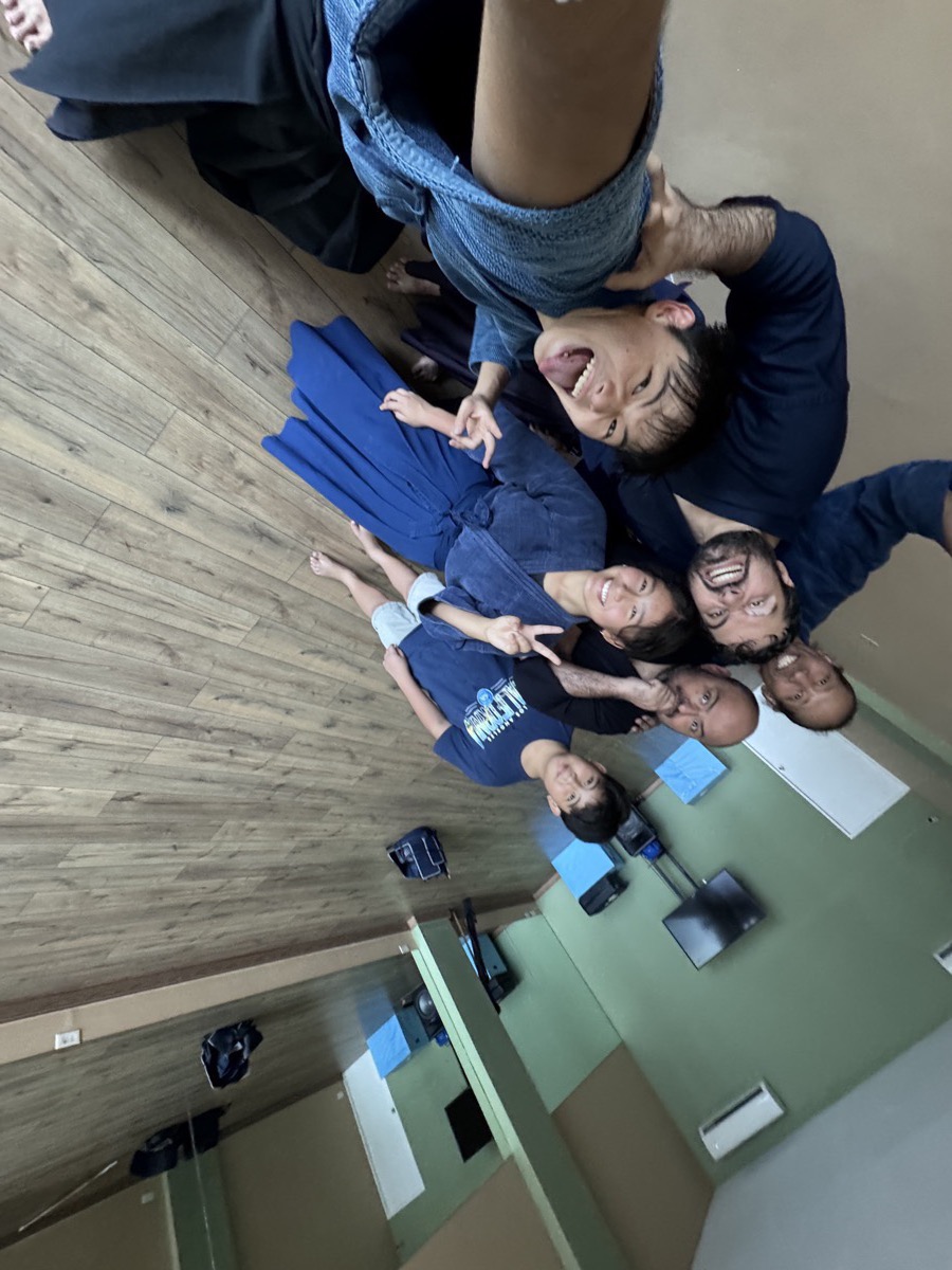 Grupo de jóvenes practicantes sonriendo