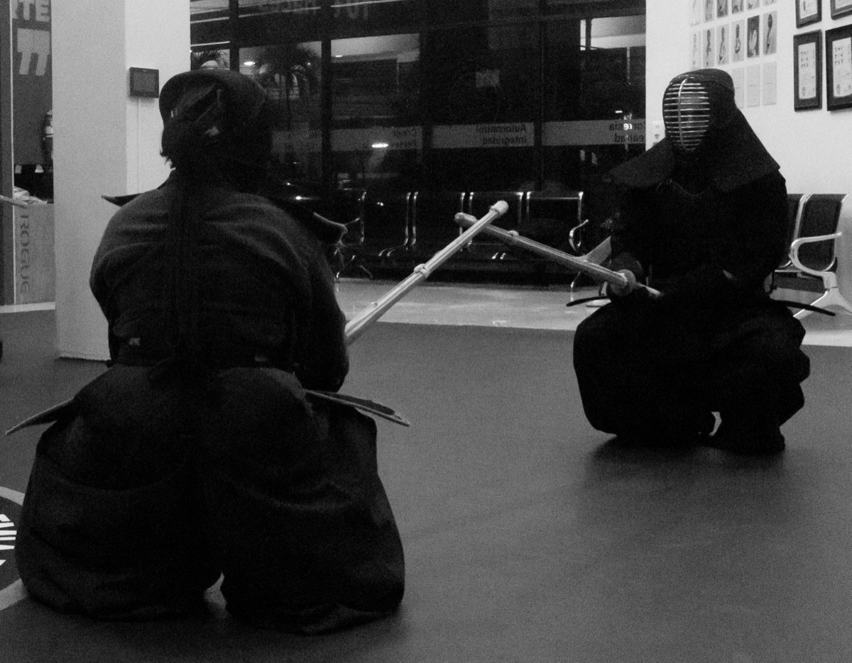 Kendokas en seiza preparándose